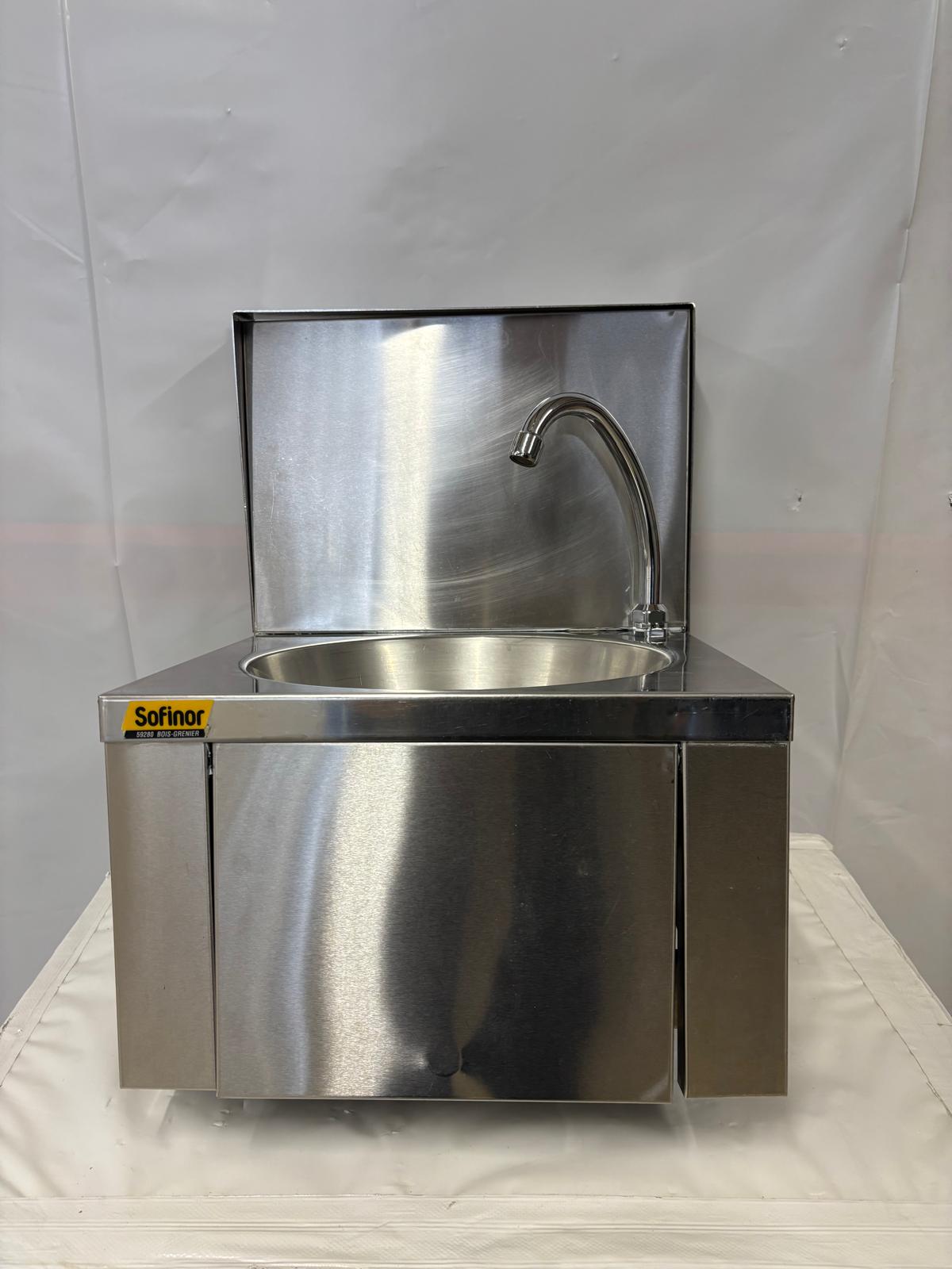 Lave-mains inox à commande fémorale avec dosseret – Sofinor – Très bon état