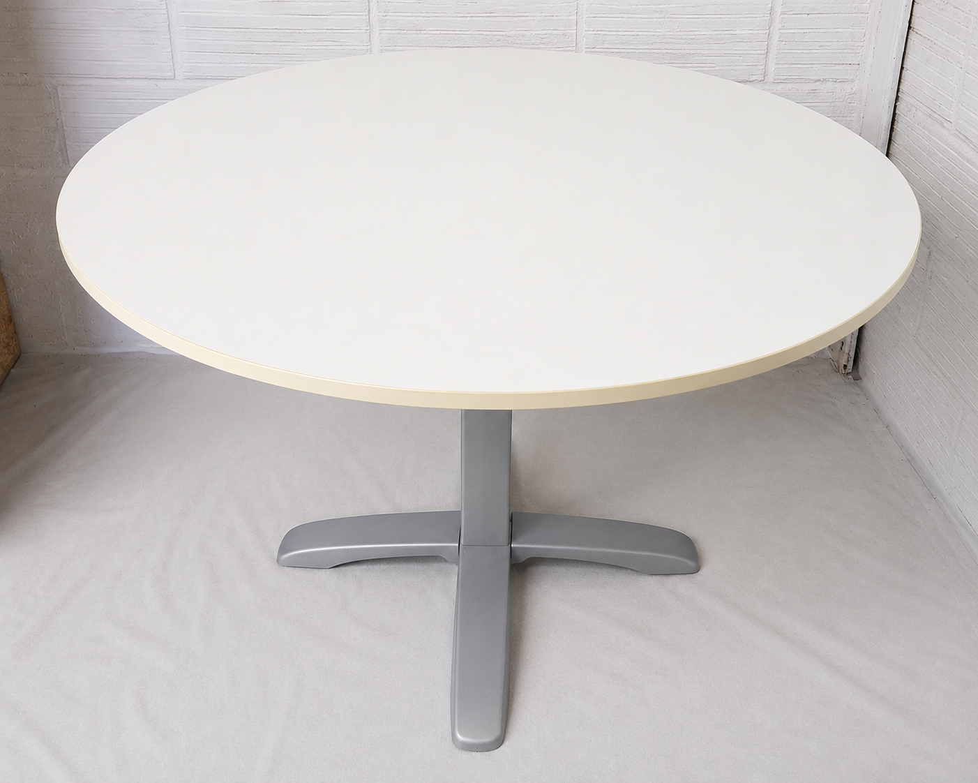 Table ronde 120 cm – Piètement central métallique – Bon état