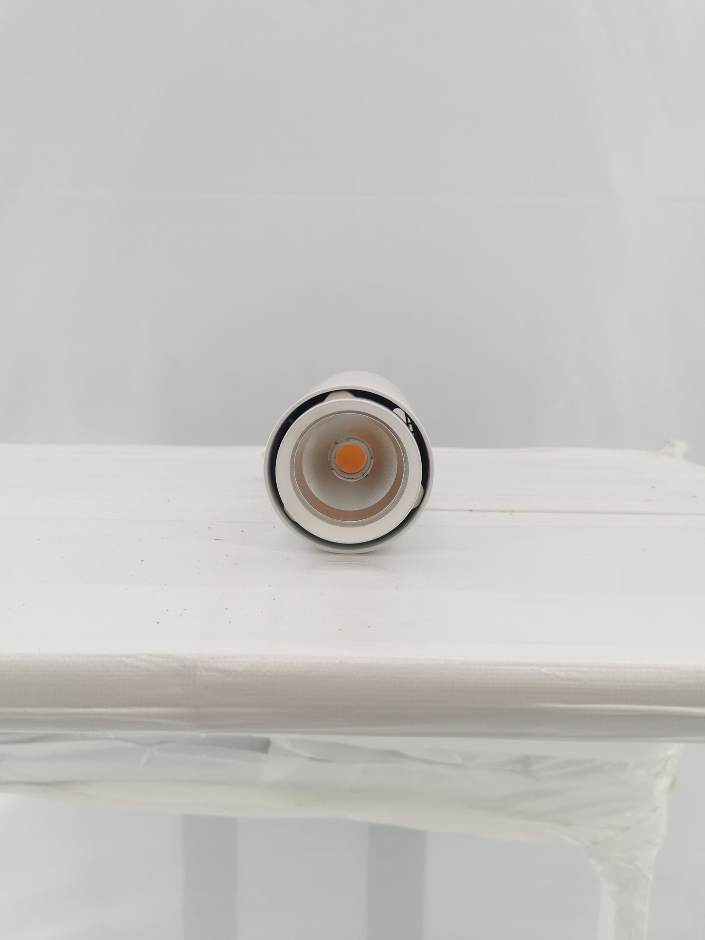 Spot LED sur rail – Blanc – Orientable - Très bon état