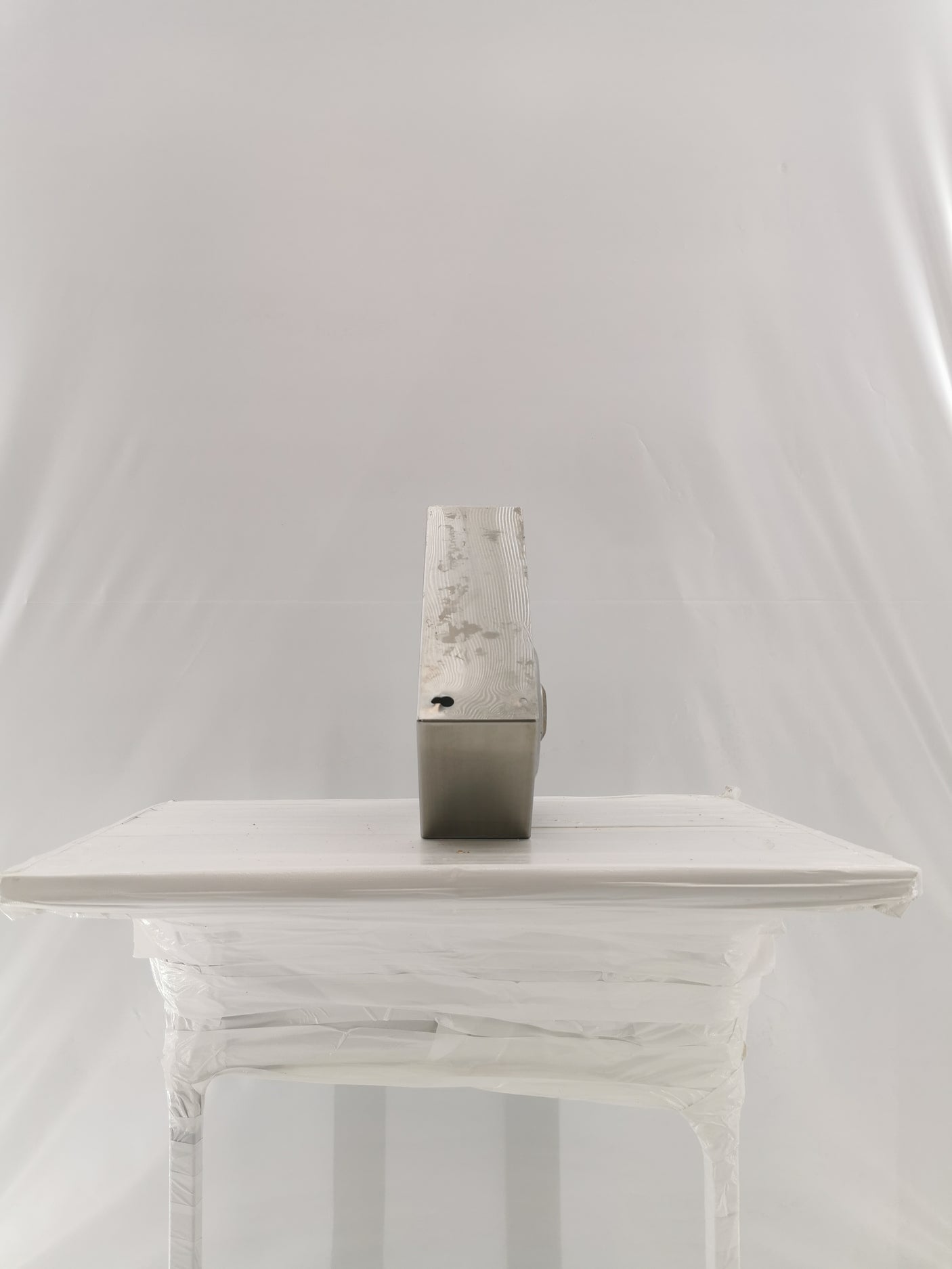 Lave-mains inox mural – Forme triangulaire – Compact et robuste - Très bon état