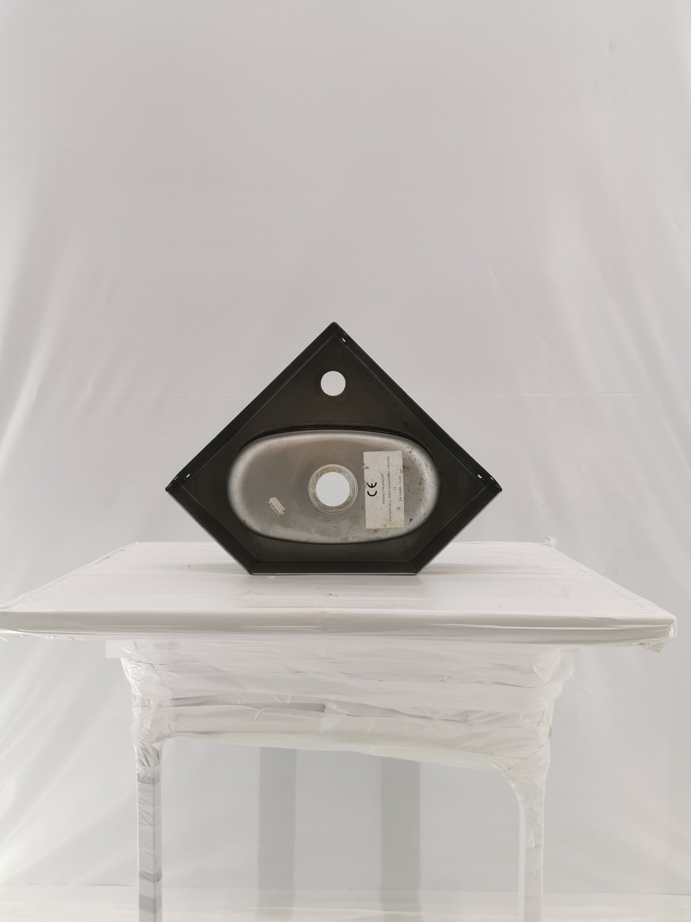 Lave-mains inox mural – Forme triangulaire – Compact et robuste - Très bon état