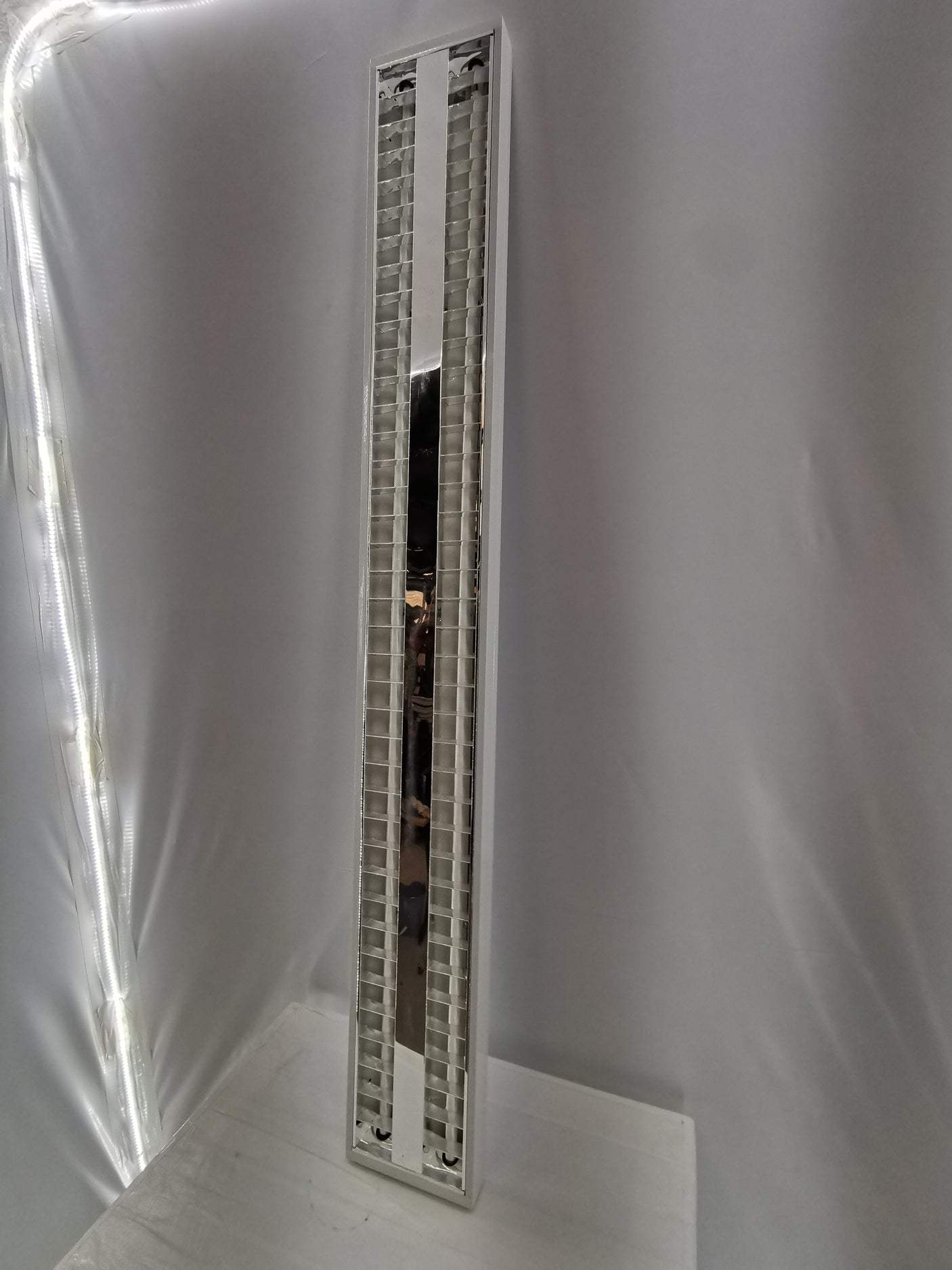 Réglette lumineuse professionnelle – 2 x 120 cm – Grille anti-éblouissement - Très bon état