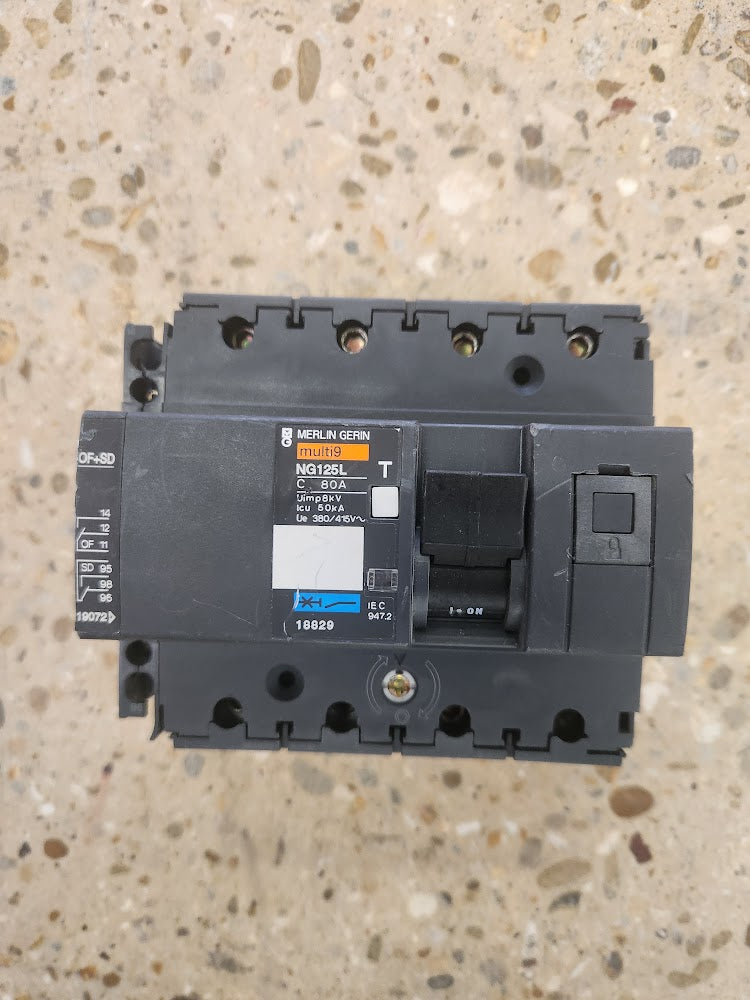 Disjoncteur 4P 80A courbe C 50 kA Merlin Gerin Multi9 NG125L + auxiliaire OF+SD – Bon état