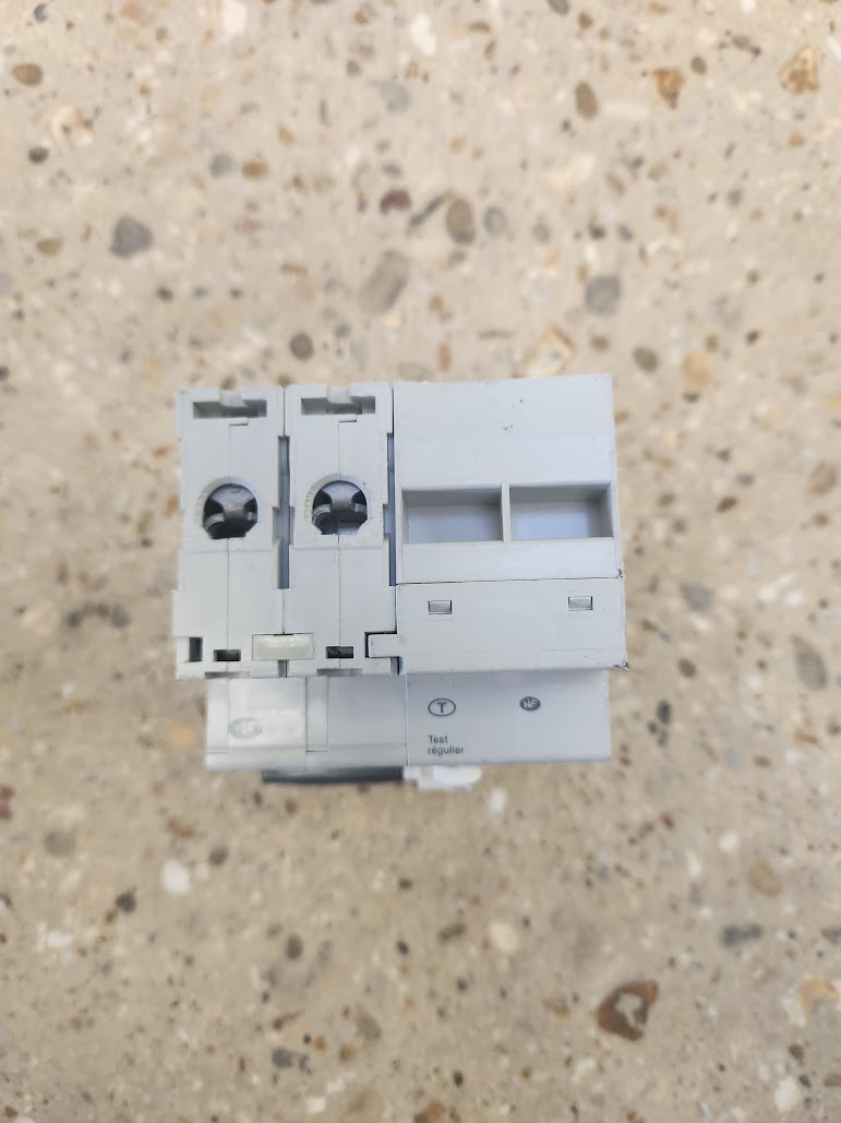 Disjoncteur différentiel 2P 40A courbe C 30 mA Schneider C60N + Vigi C60 – Bon état