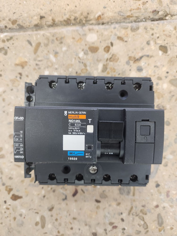 Disjoncteur 4P 63A courbe C 50 kA Merlin Gerin Multi9 NG125L + auxiliaire OF+SD – Bon état