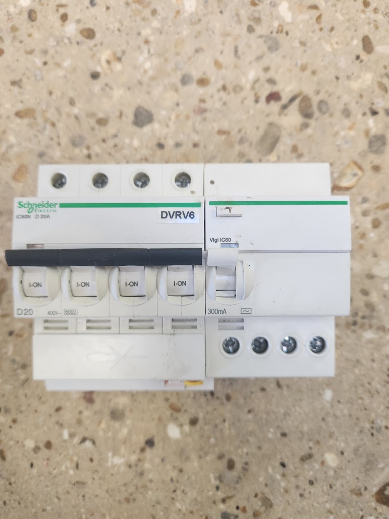 Disjoncteur différentiel 4P 20A courbe D 300 mA Schneider iC60N + Vigi iC60 – Bon état