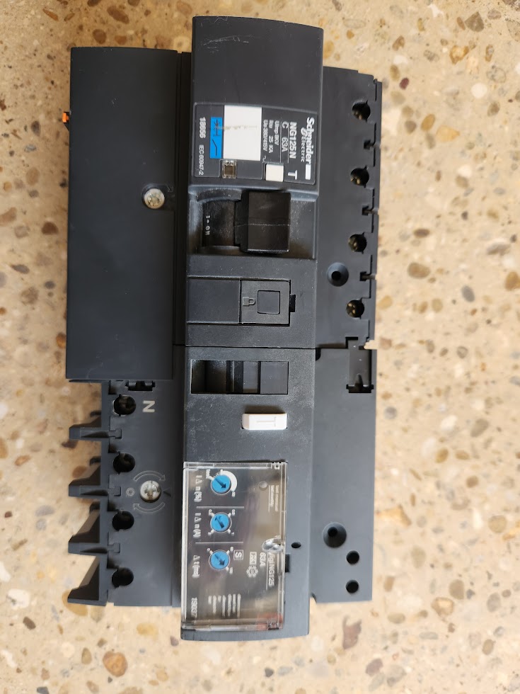 Disjoncteur différentiel réglable 4P 63A courbe C Schneider NG125L + Vigi NG125 – Bon état
