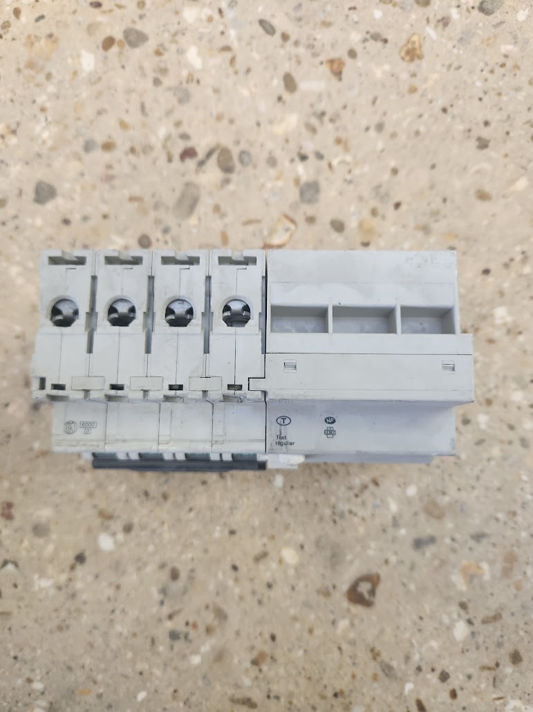 Disjoncteur différentiel 4P 40A courbe C 30 mA Merlin Gerin Multi9 C60N + Vigi C60 – Bon état