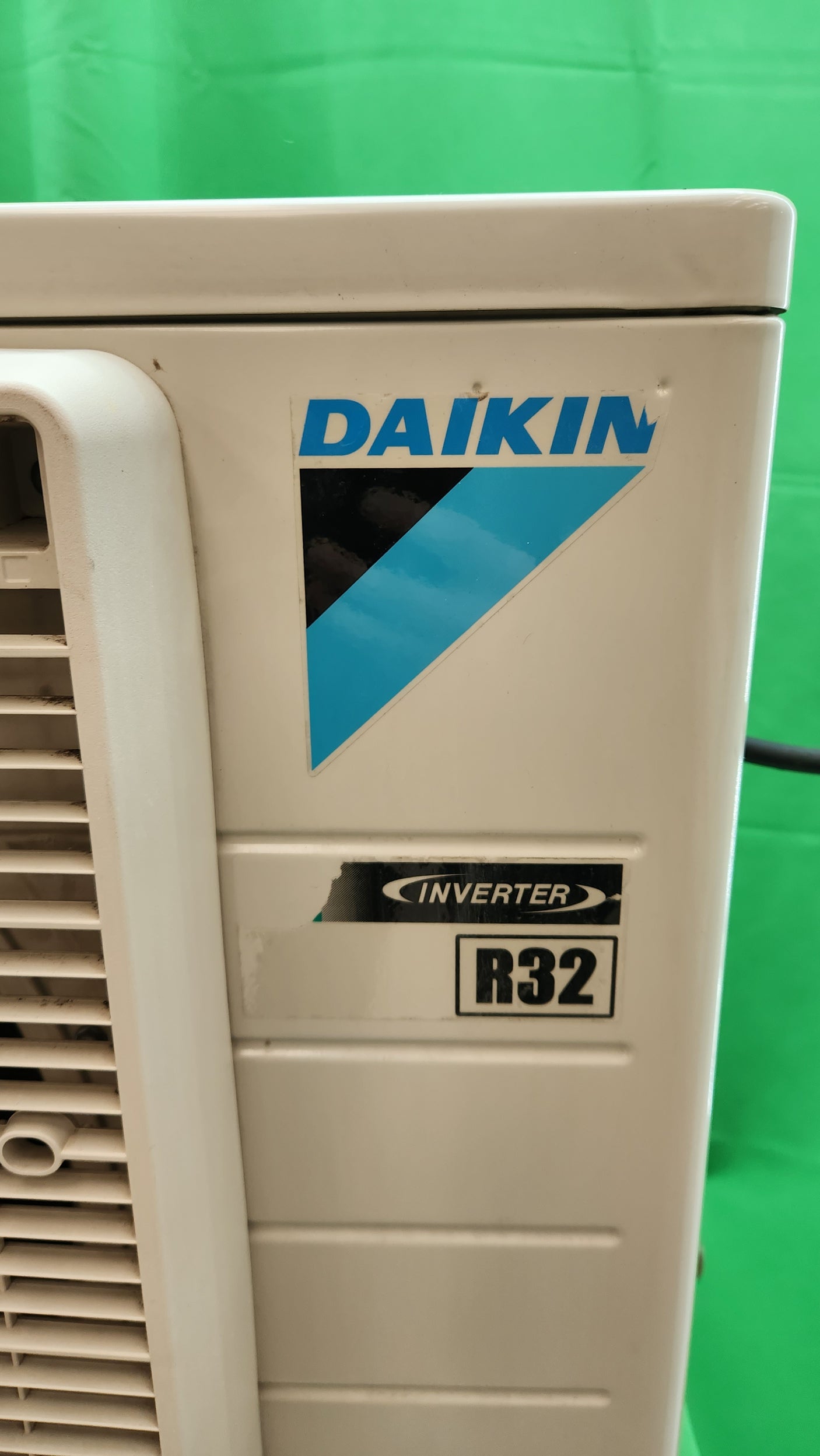 Climatisation réversible DAIKIN – split mural + unité extérieure – R32