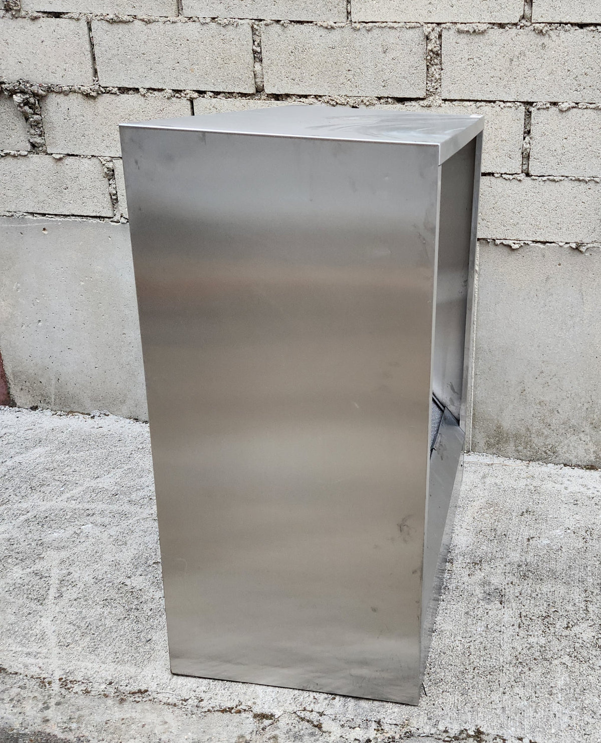 Hotte caisson inox 100 cm + moteur d'extraction (déposé) – 2 filtres à graisse – éclairage – Bon état