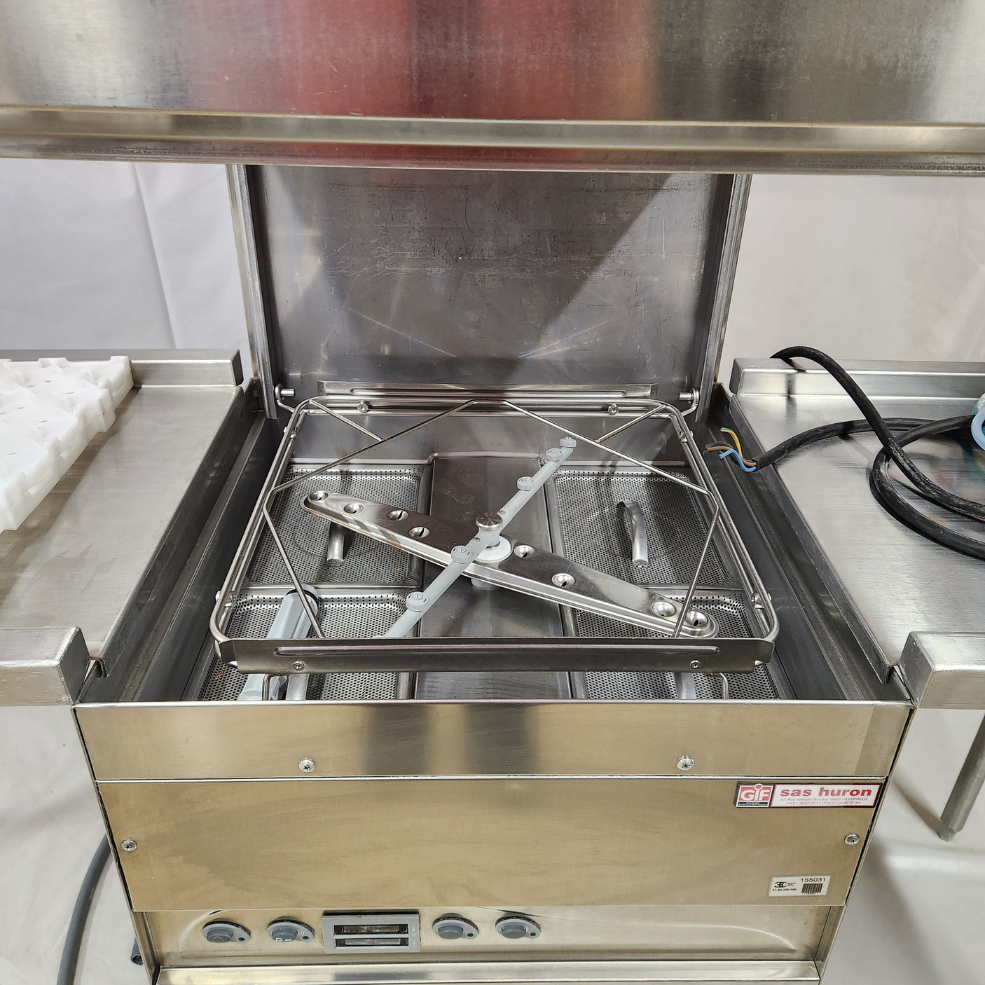 Lave-vaisselle à capot professionnel Kromo avec tables inox et doseurs Diversey - Bon état