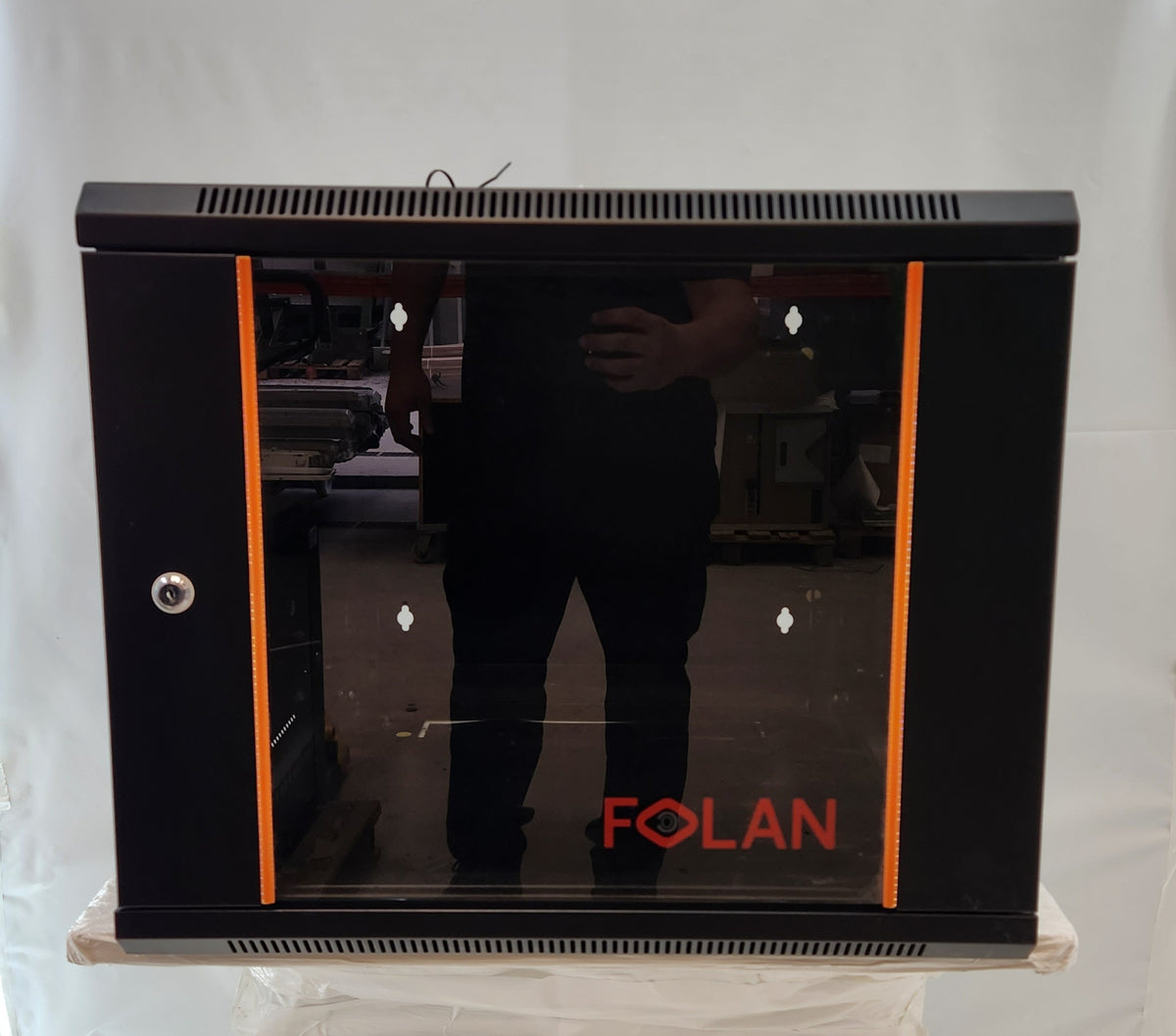 Baie de brassage murale 19" 9U Folan – 60 x 60 cm – porte vitrée à clé – 2 ventilateurs – Bon état