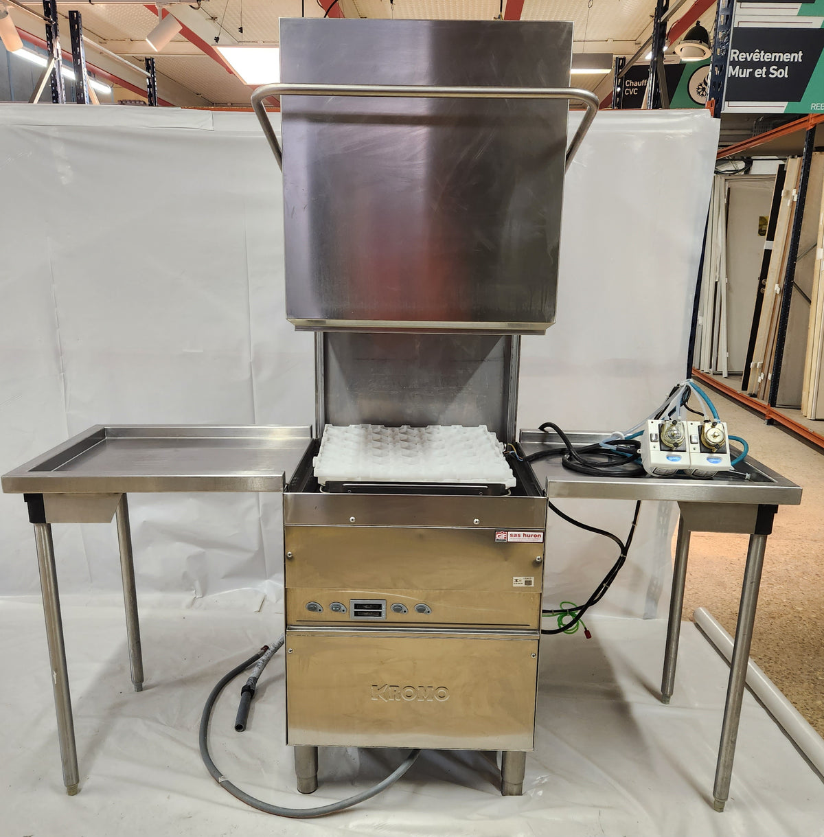 Lave-vaisselle à capot professionnel Kromo avec tables inox et doseurs Diversey - Bon état