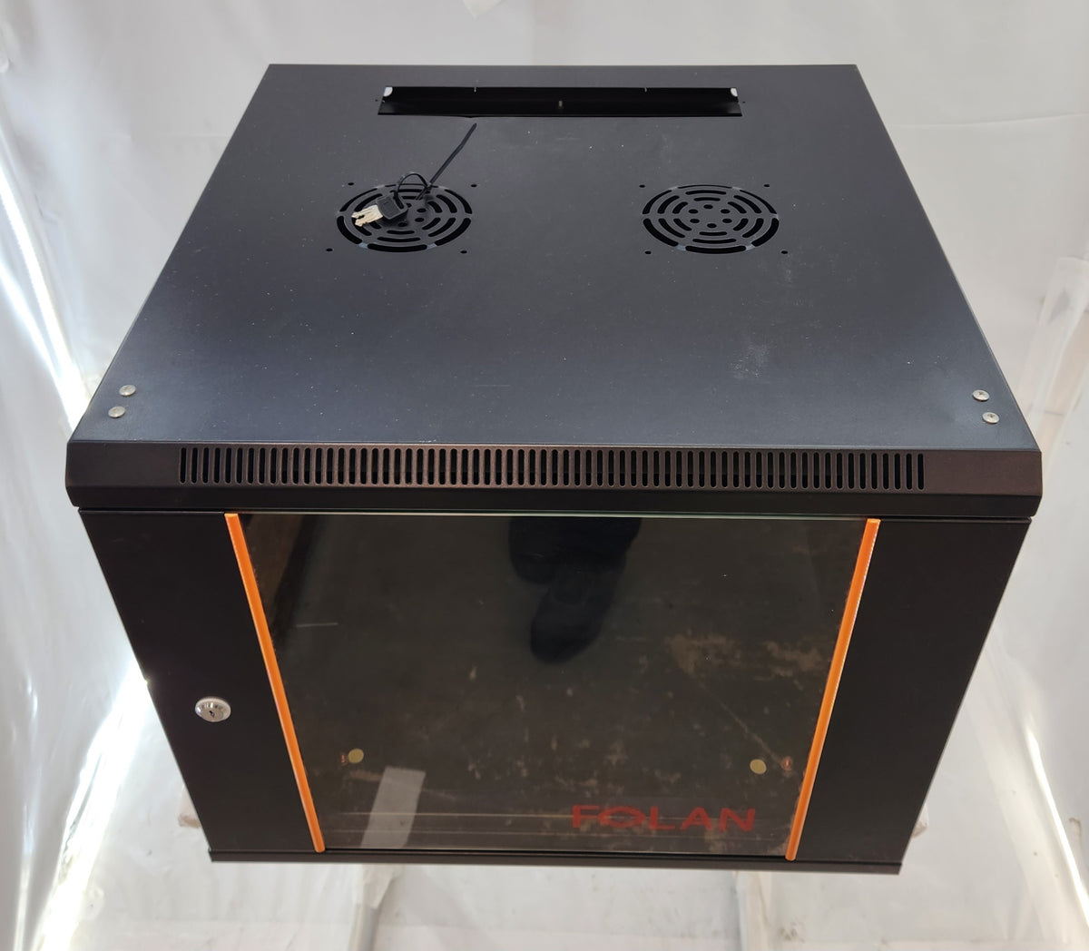 Baie de brassage murale 19" 9U Folan – 60 x 60 cm – porte vitrée à clé – 2 ventilateurs – Bon état