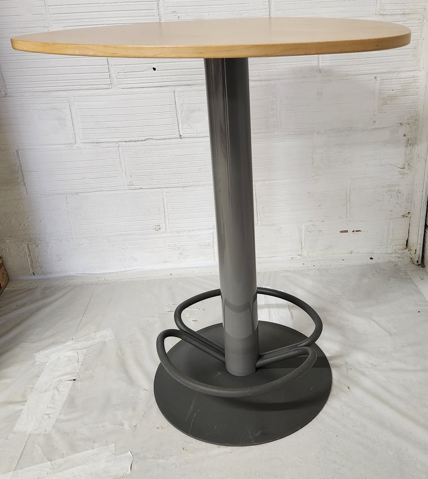 Table haute mange-debout avec repose-pieds – Piètement métallique – Bon état
