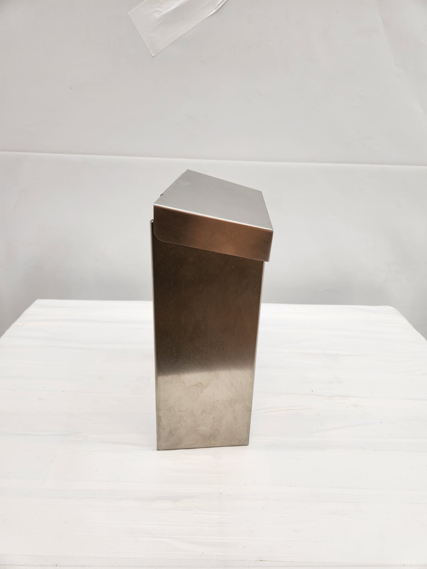 Poubelle murale inox pour sanitaires
