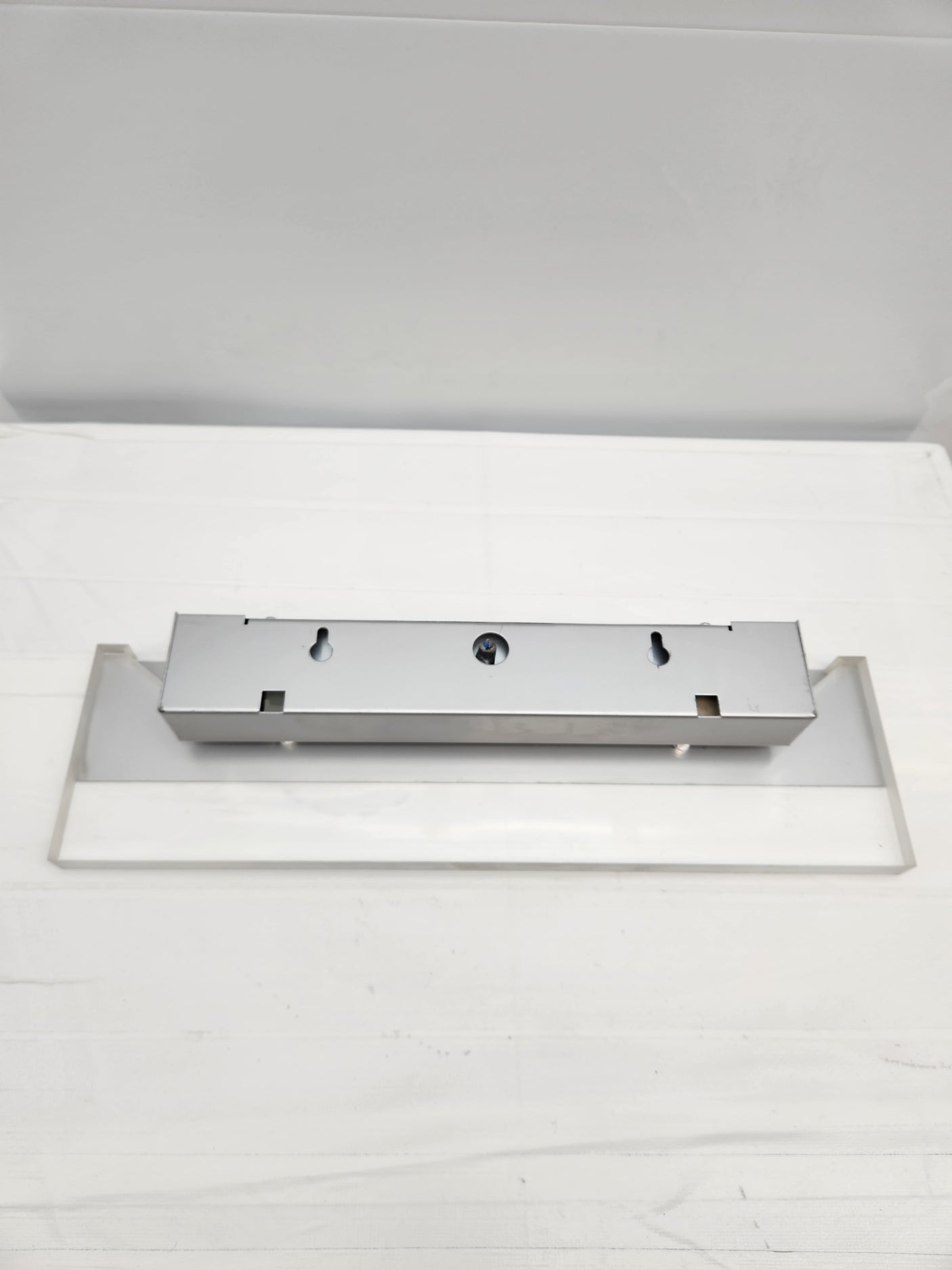 Applique murale / Luminaire fluorescent – Design sobre - Bon état