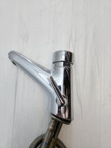 Mitigeur de lavabo chromé avec flexibles