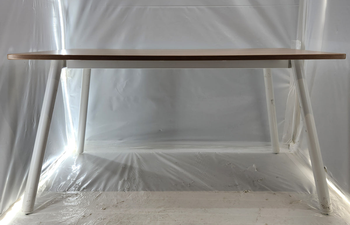 Table / bureau 140 x 80 cm style scandinave – plateau chêne – pieds métal blancs – Bon état