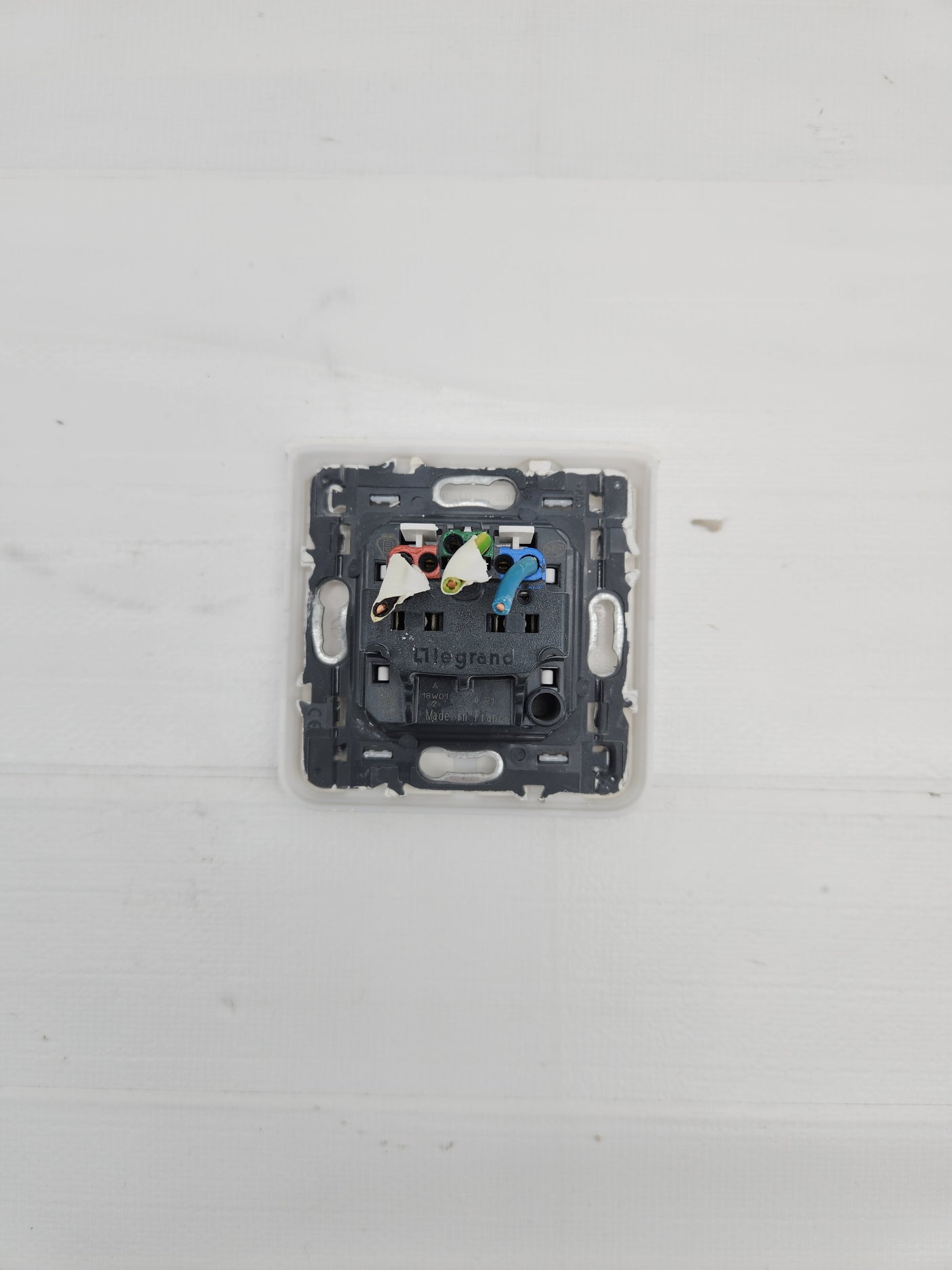 Prise électrique encastrable Legrand – 2P+T – Blanc