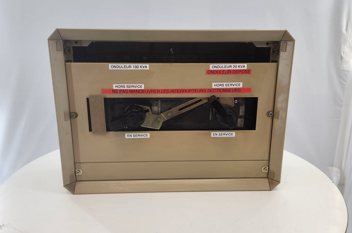 Coffret inverseur de sources manuel – 2 interrupteurs-sectionneurs à verrouillage mécanique – Bon état