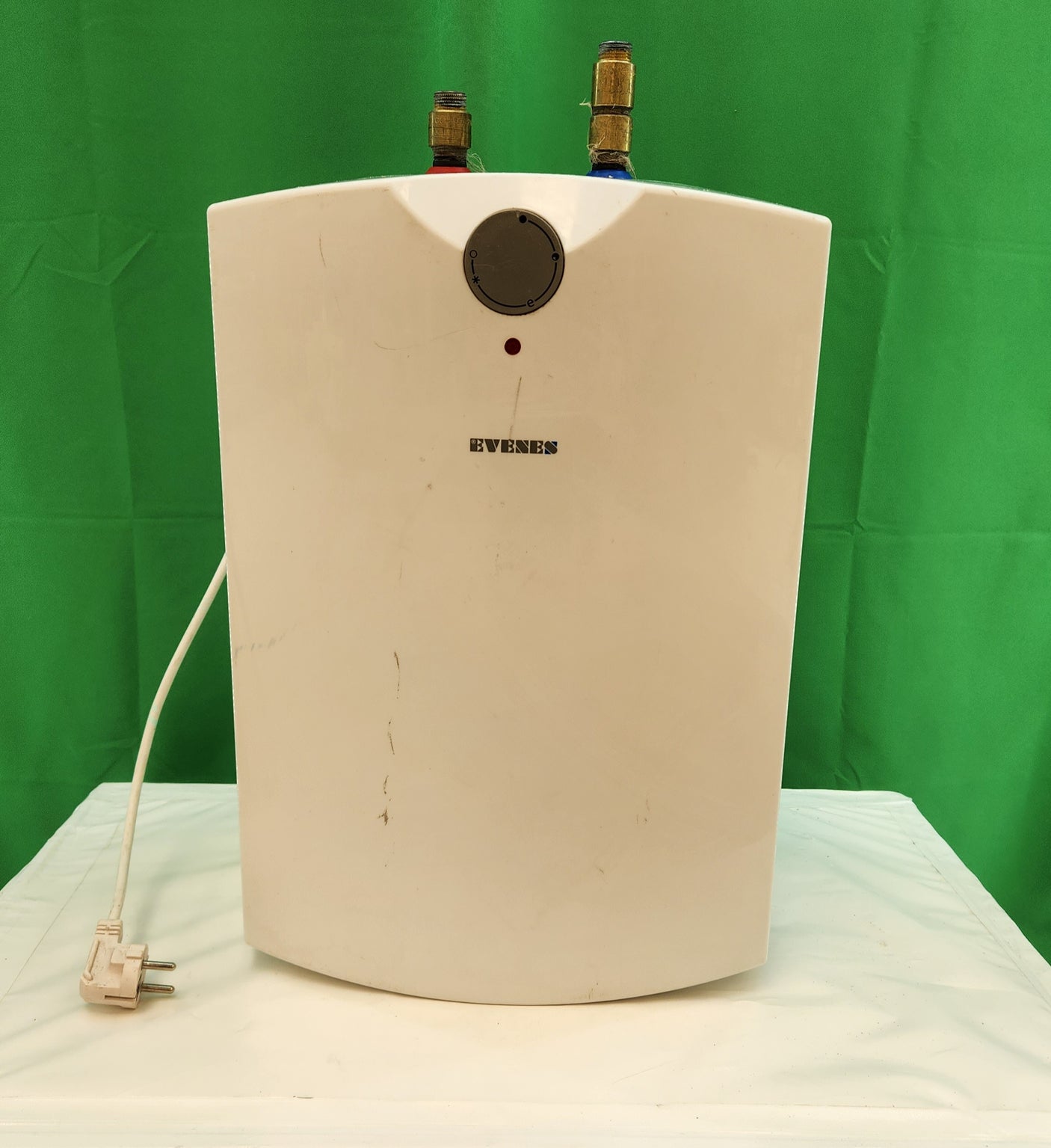 Chauffe-eau électrique 10L Evenes – compact sous évier