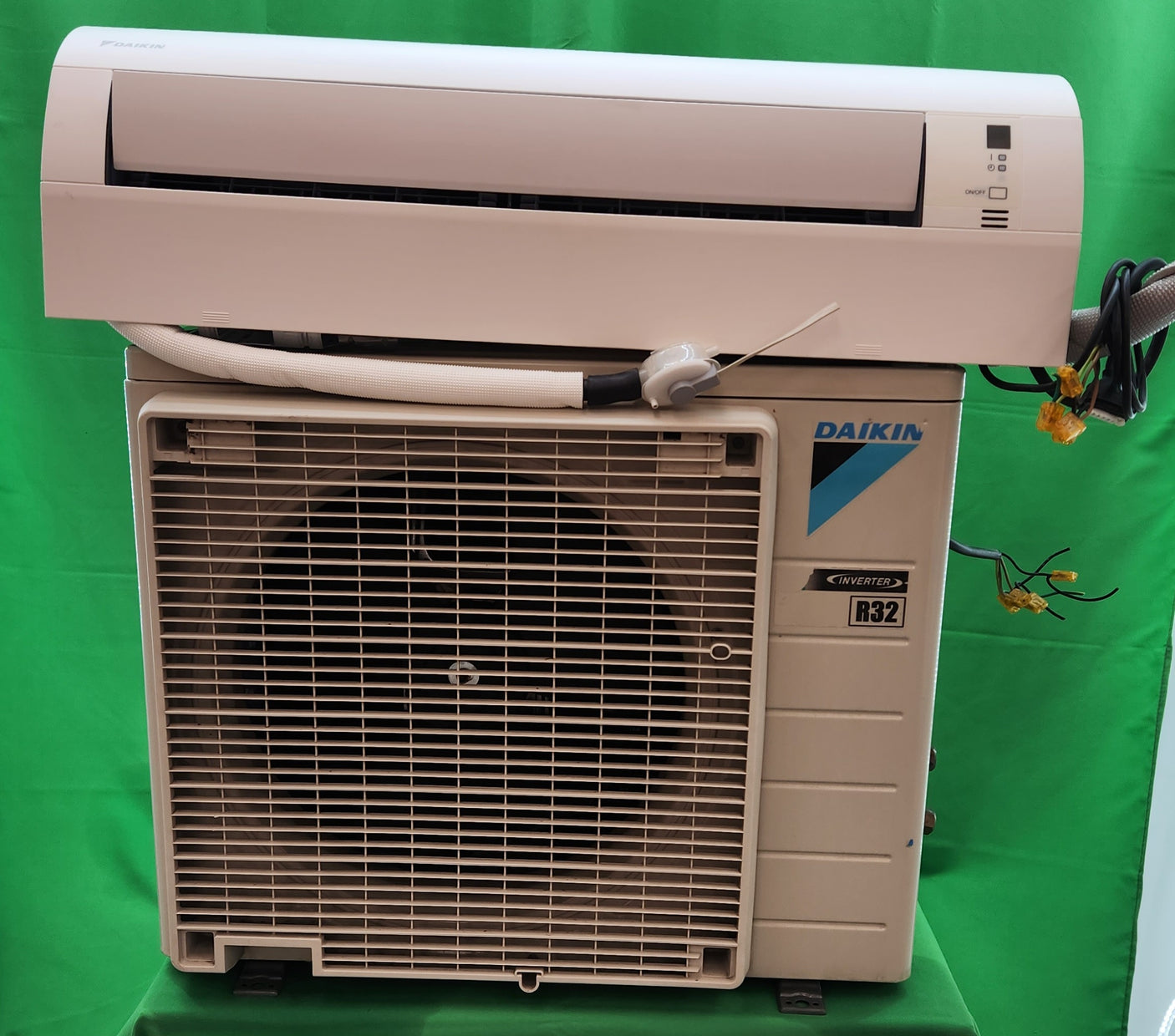 Climatisation réversible DAIKIN – split mural + unité extérieure – R32