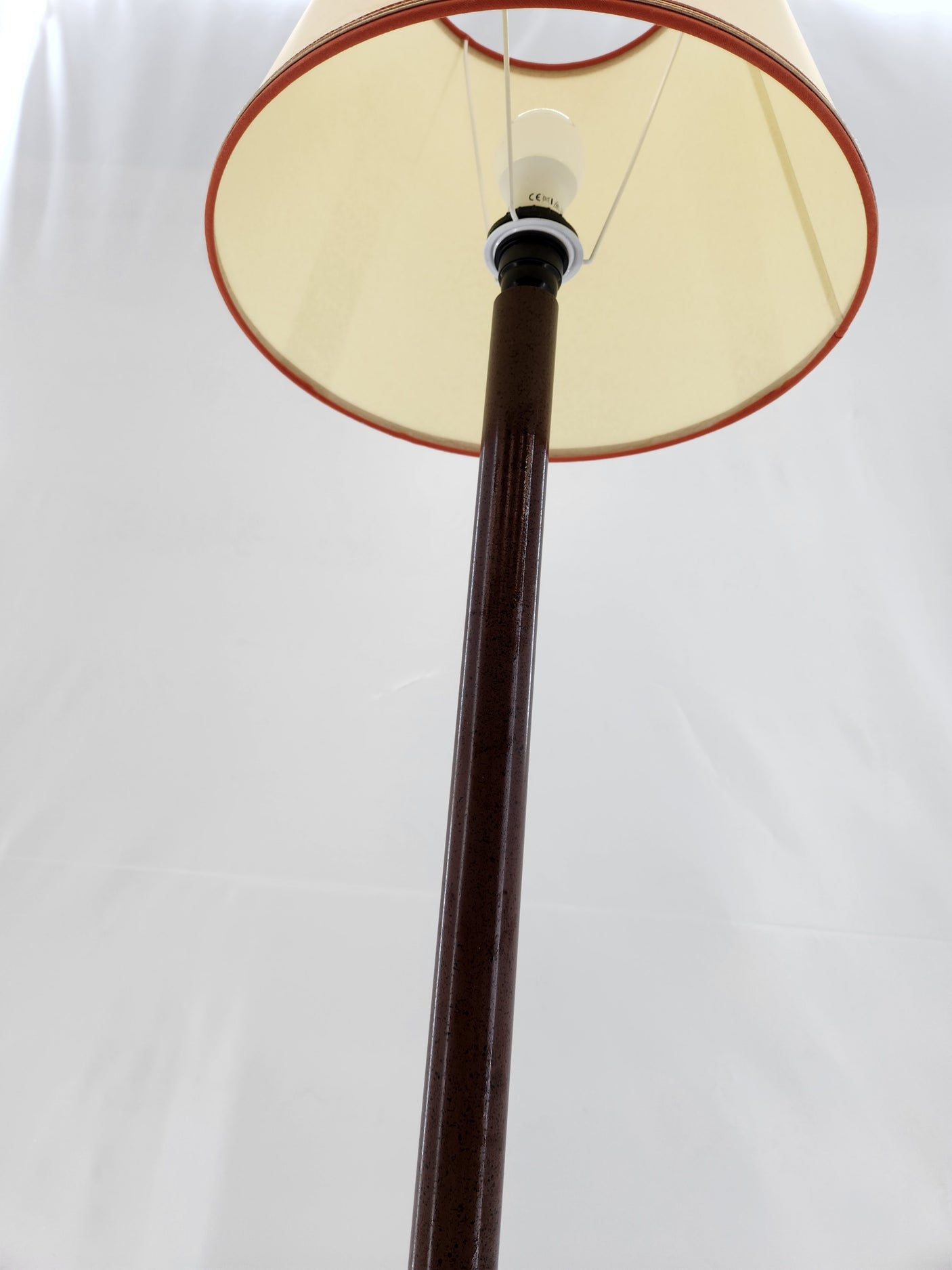 Lampadaire sur pied – Structure métal – Abat-jour crème - Très bon état