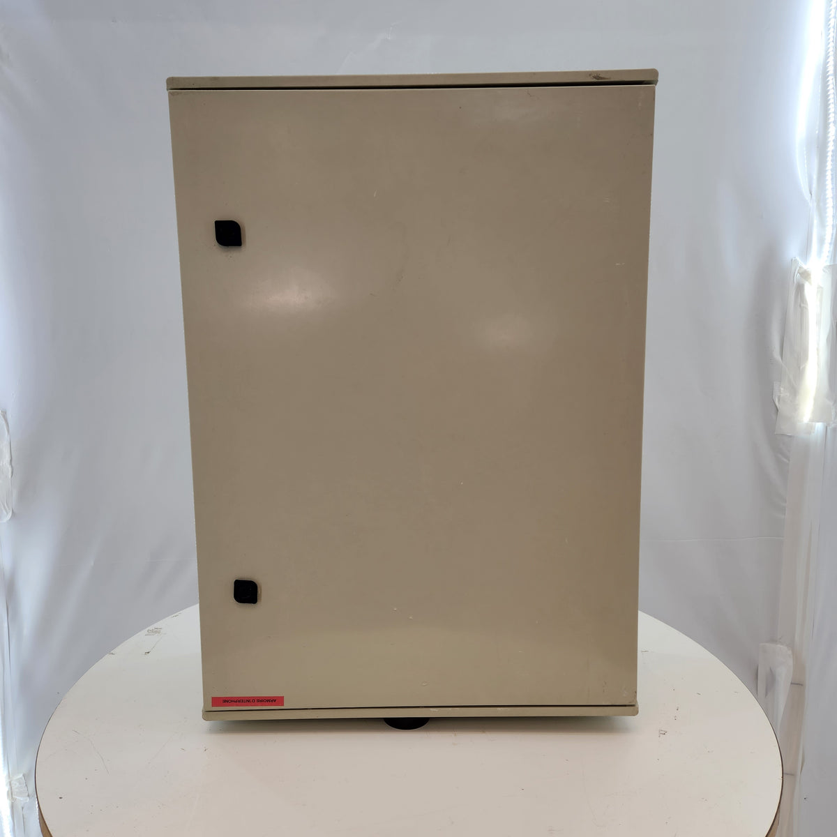 Coffret étanche en polyester avec plaque de montage perforée – 72 x 50 x 25 cm – 2 fermetures, joint – Bon état