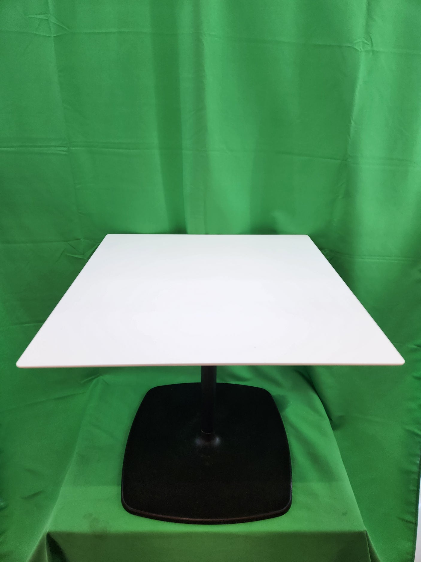 Table carrée moderne blanc / pied central noir – 59 x 59 cm
