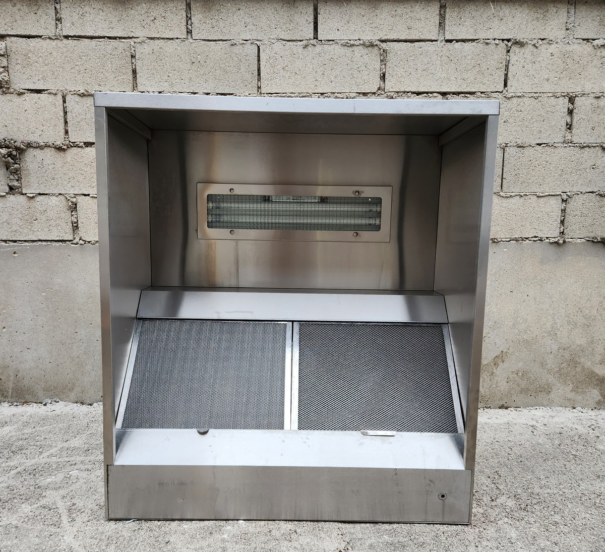 Hotte caisson inox 100 cm + moteur d'extraction (déposé) – 2 filtres à graisse – éclairage – Bon état