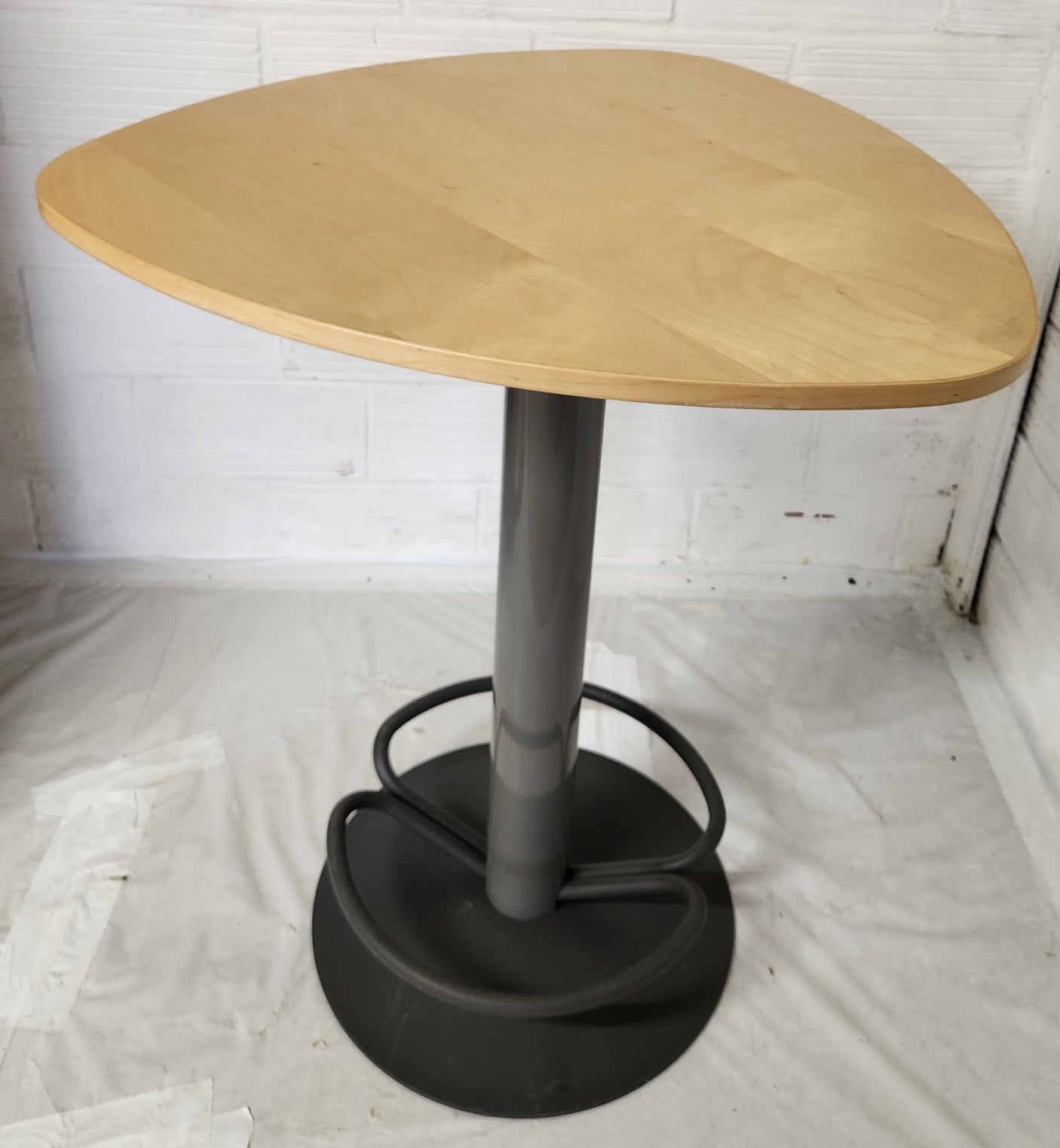 Table haute mange-debout avec repose-pieds – Piètement métallique – Bon état