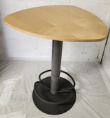 Table haute mange-debout avec repose-pieds – Piètement métallique – Bon état