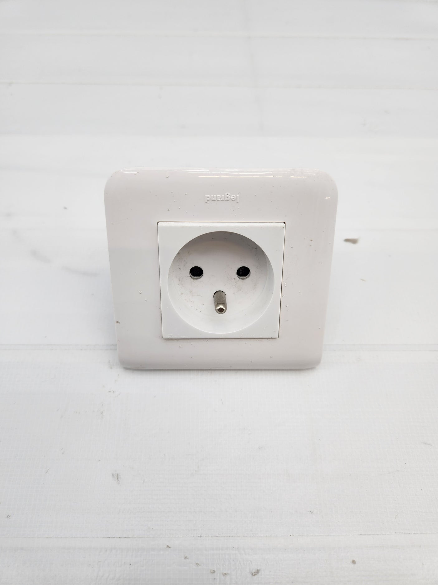Prise électrique encastrable Legrand – 2P+T – Blanc