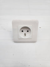 Prise électrique encastrable Legrand – 2P+T – Blanc