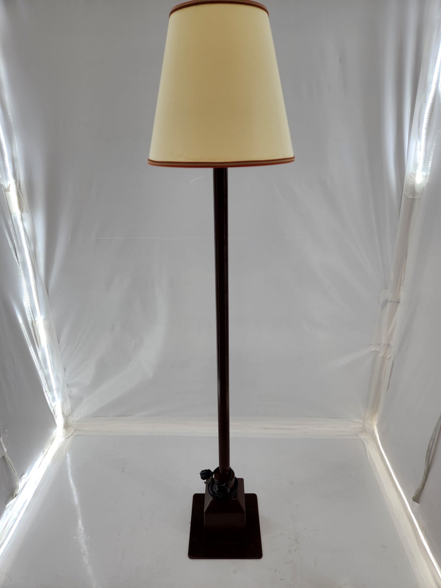 Lampadaire sur pied – Structure métal – Abat-jour crème - Très bon état