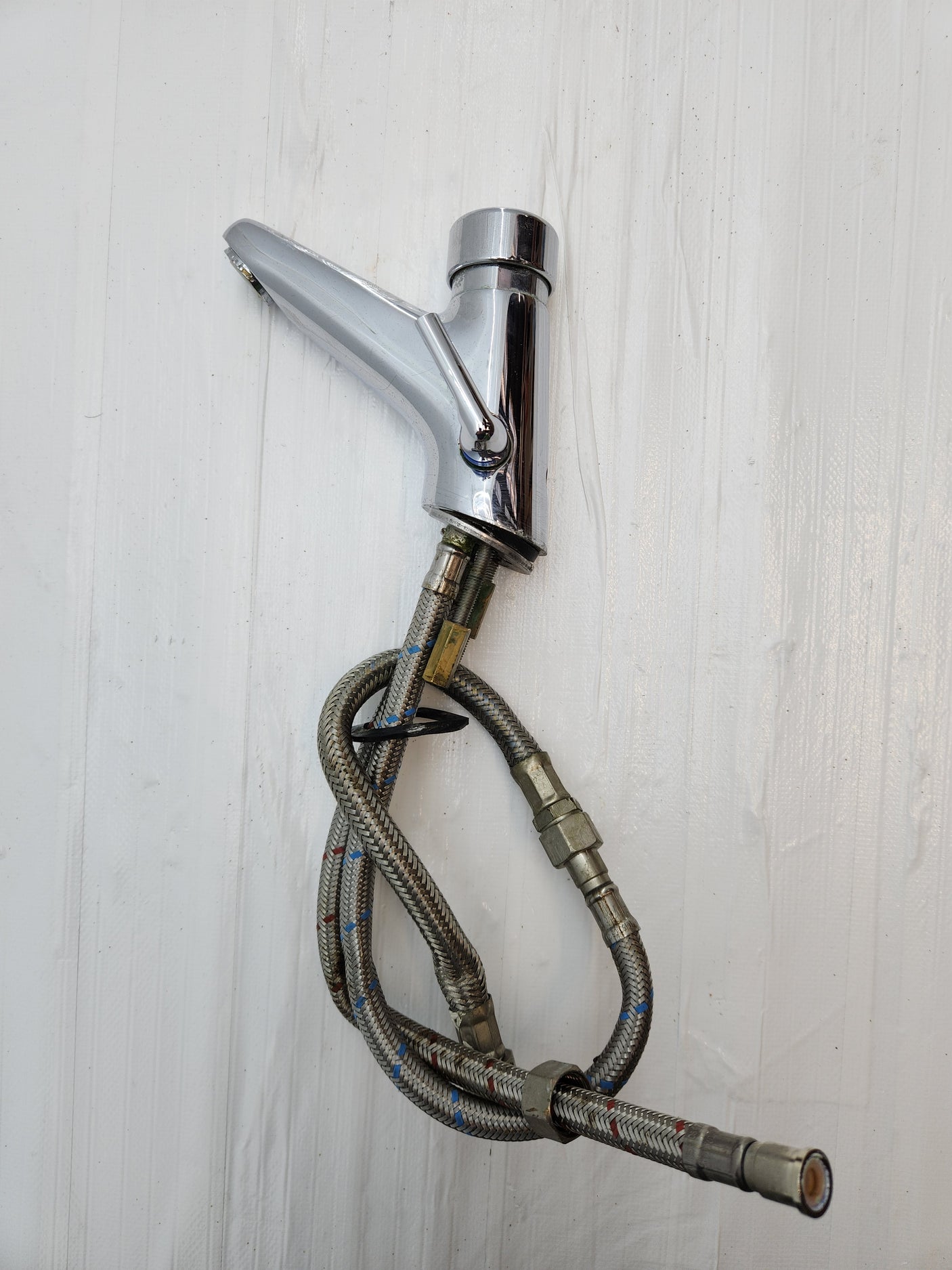 Mitigeur de lavabo chromé avec flexibles