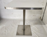 Table carrée 60 × 60 cm – Piètement inox – Bon état