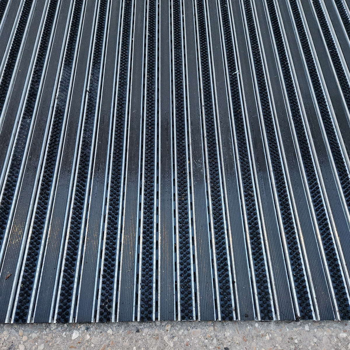 Tapis d'entrée professionnel aluminium grattoir 176 x 157 cm – caoutchouc et brosses – Bon état