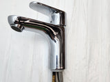 Mitigeur de lavabo chromé avec flexibles