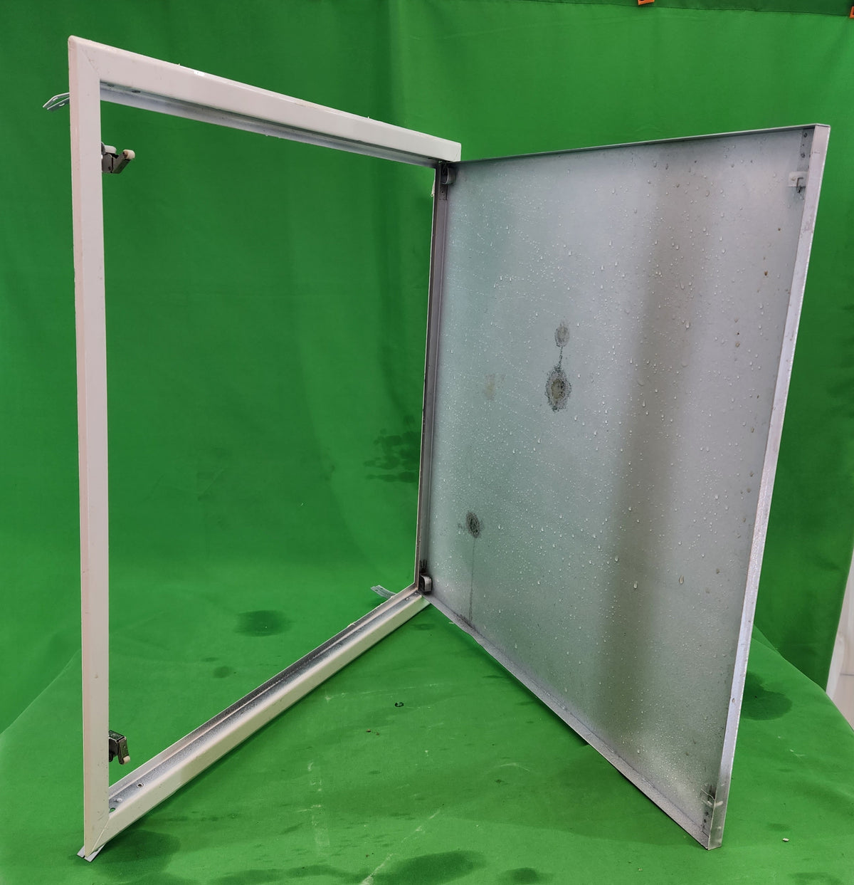 Trappe de visite métallique 40 x 40 cm – cadre aluminium et porte acier laqué blanc – fermeture par loquets – Bon état
