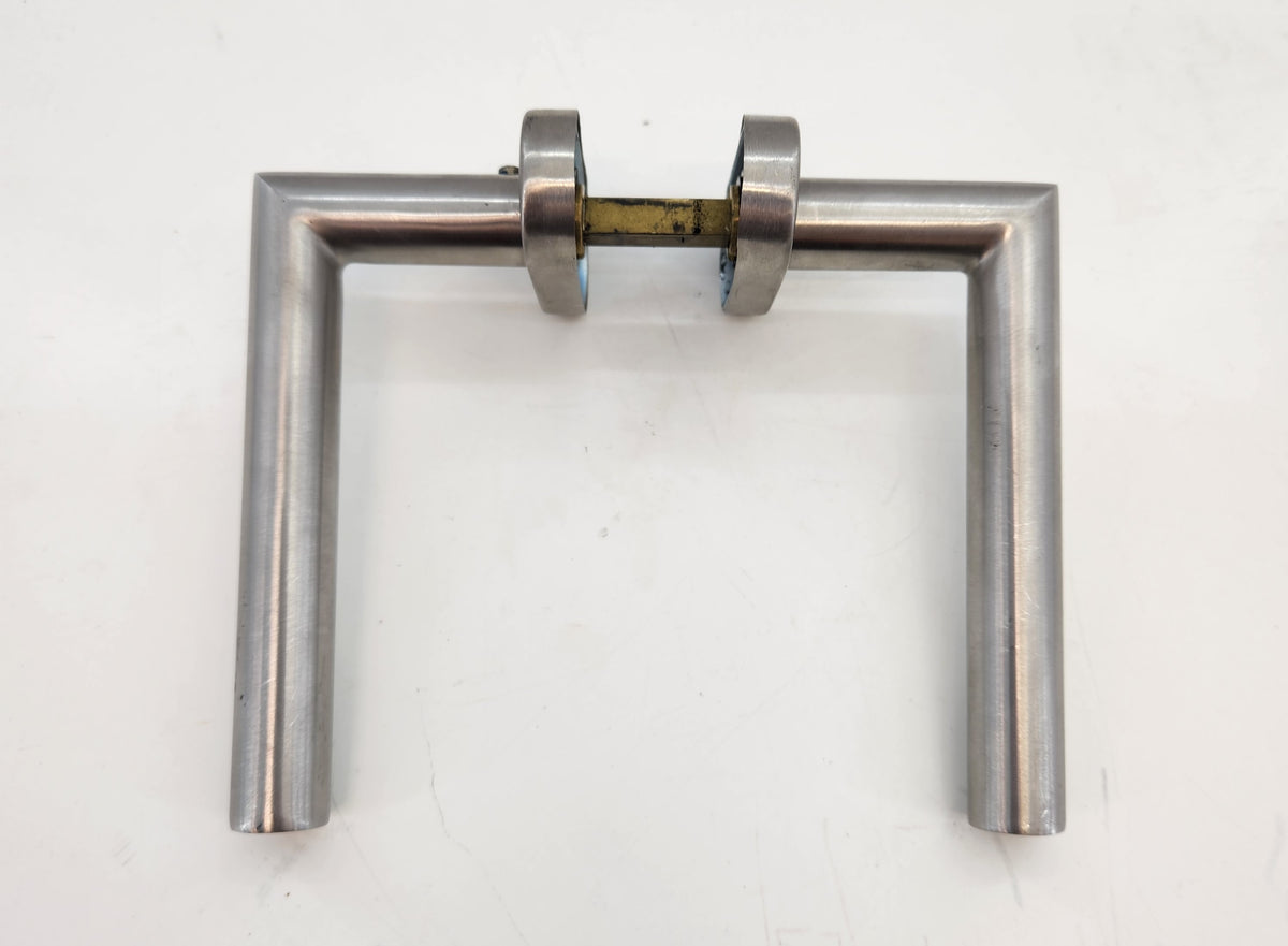 Paire de poignées de porte en inox brossé – béquilles coudées design sur rosaces – avec carré – Bon état