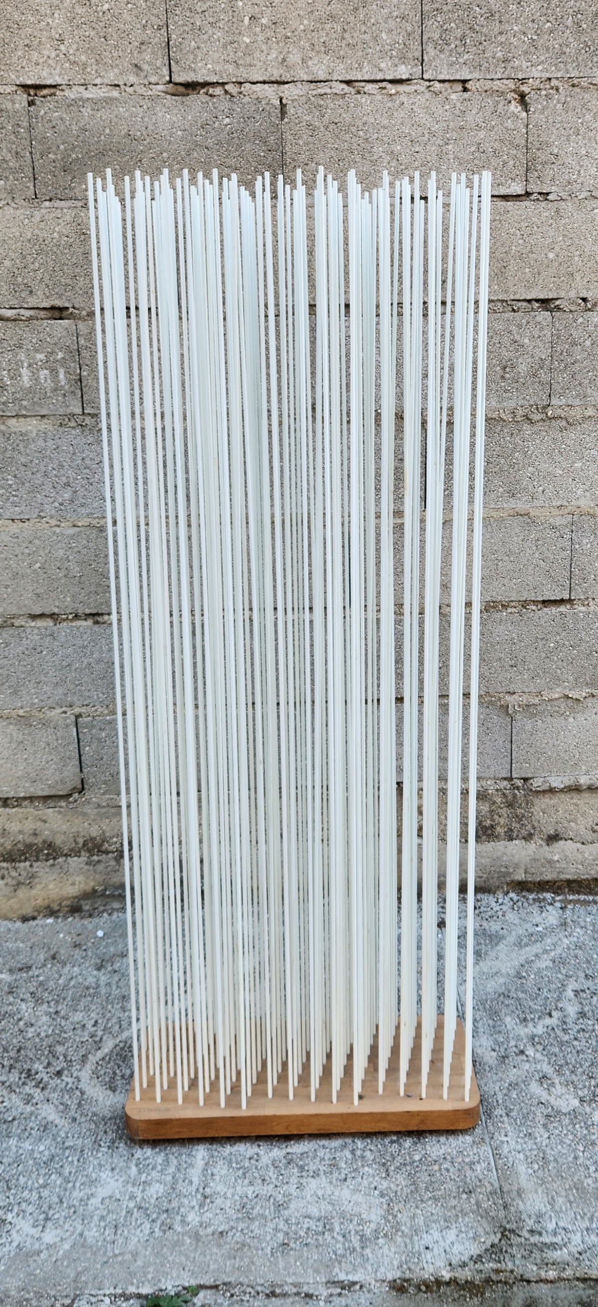 Séparateur d'espace design à tiges souples – socle bois 60 x 30 cm – H 153 cm – Bon état