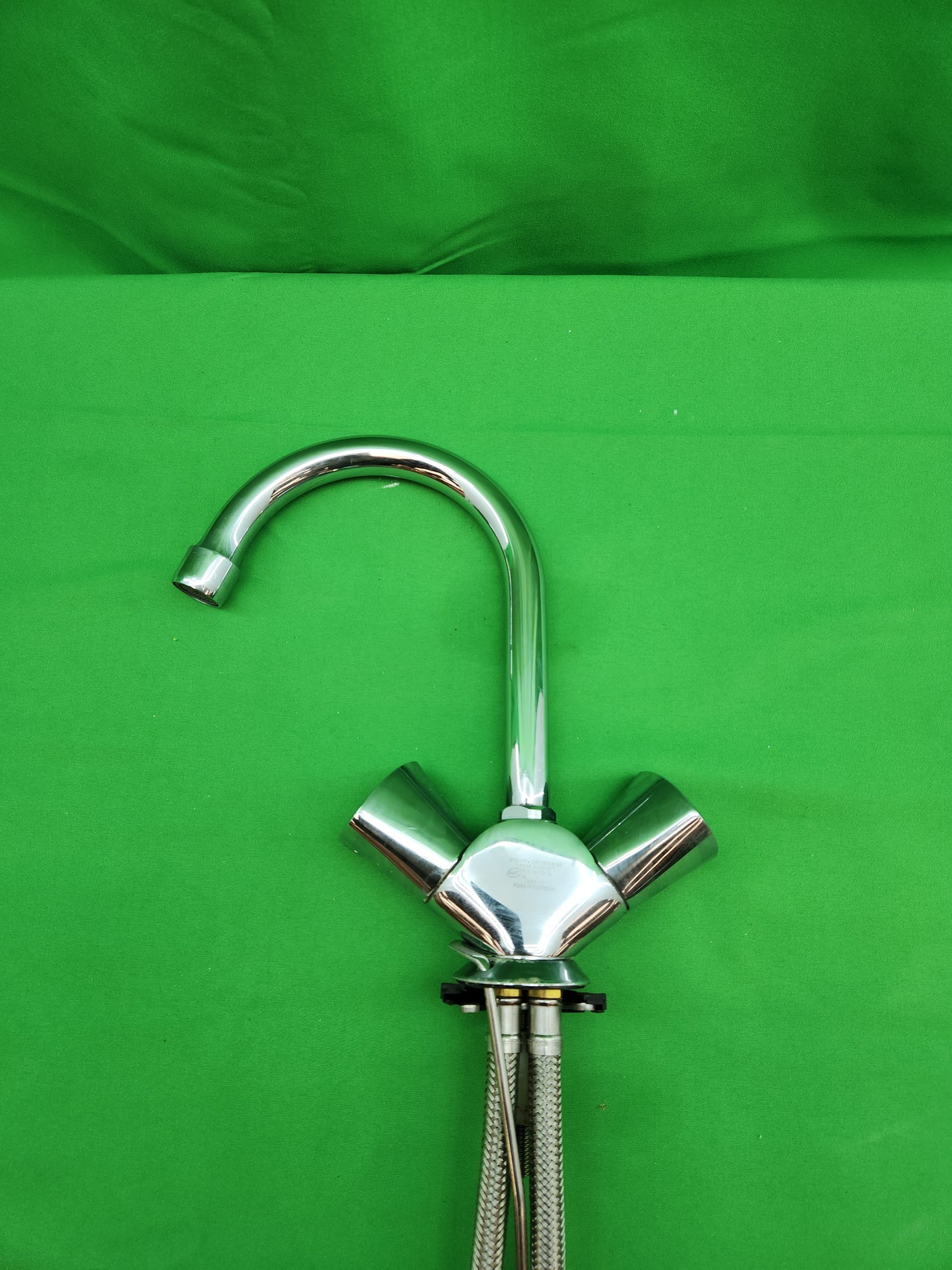 Robinet mélangeur lavabo chromé avec flexibles