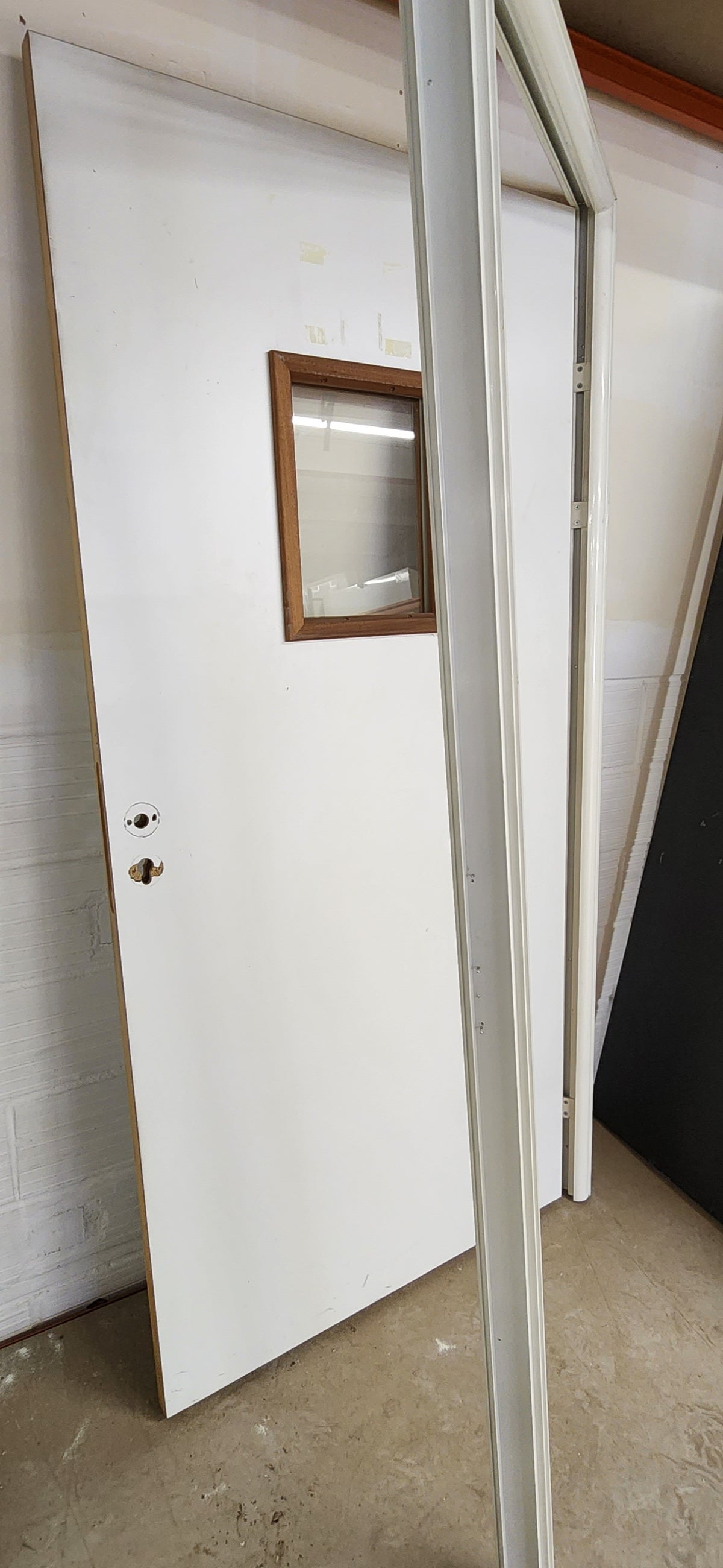 Bloc-porte 93 x 204 cm avec oculus vitré – huisserie métallique – porte pleine blanche – Bon état