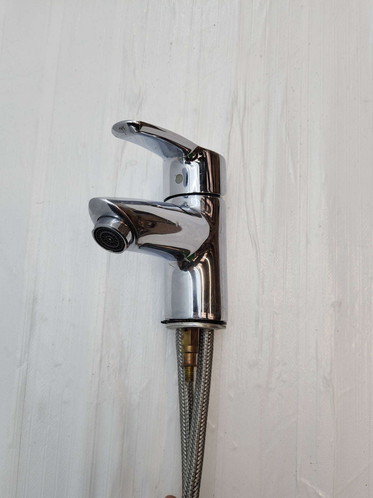 Mitigeur de lavabo chromé avec flexibles