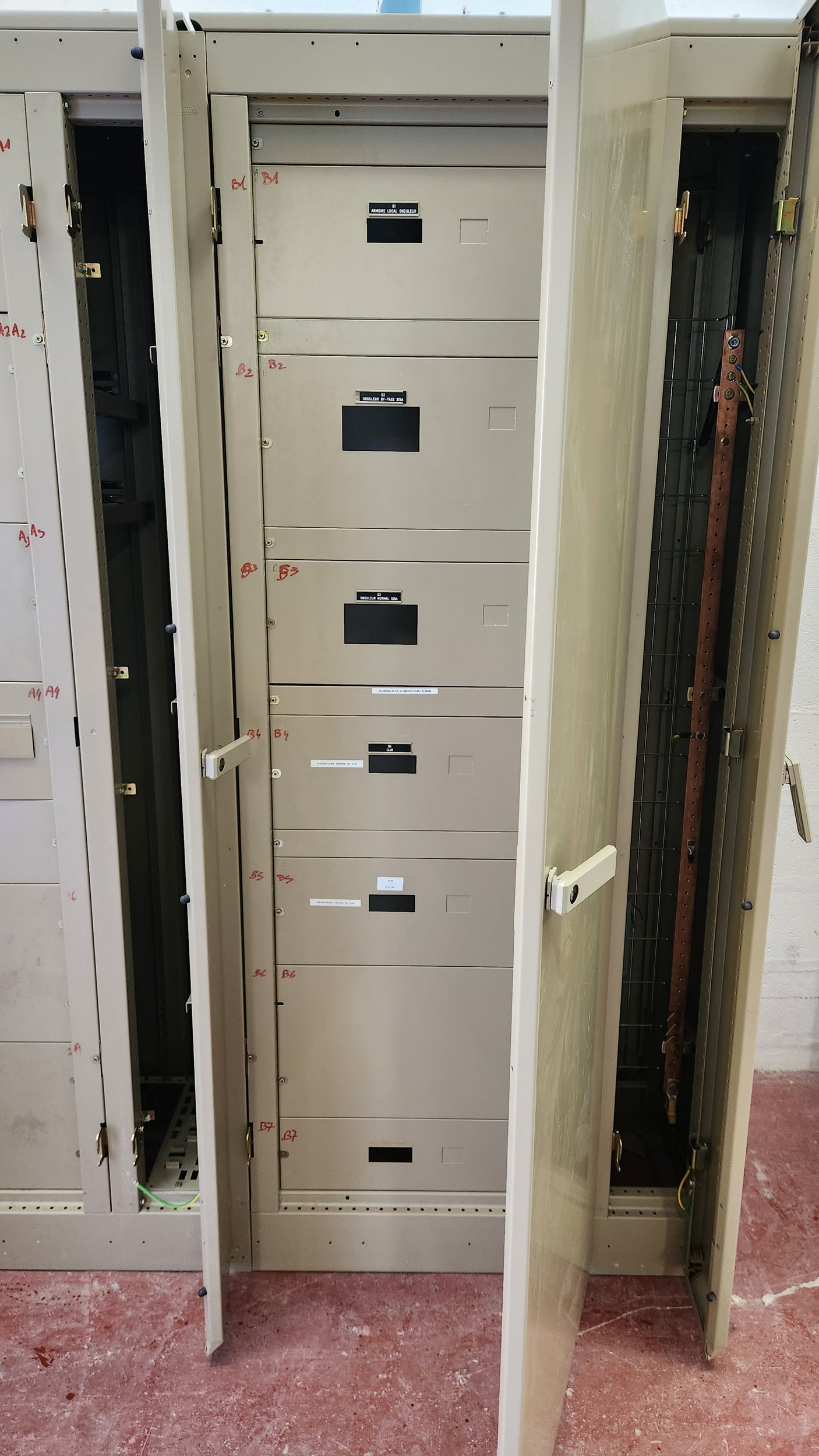 Grande armoire électrique industrielle / armoire de distribution 2,02 m