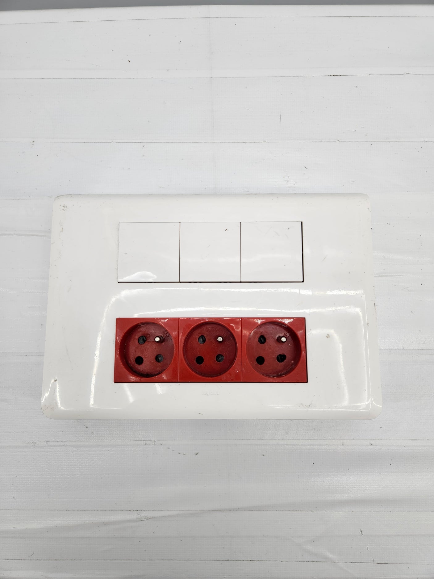 Bloc mural électrique – 3 prises 2P+T + 3 interrupteurs - Très bon état