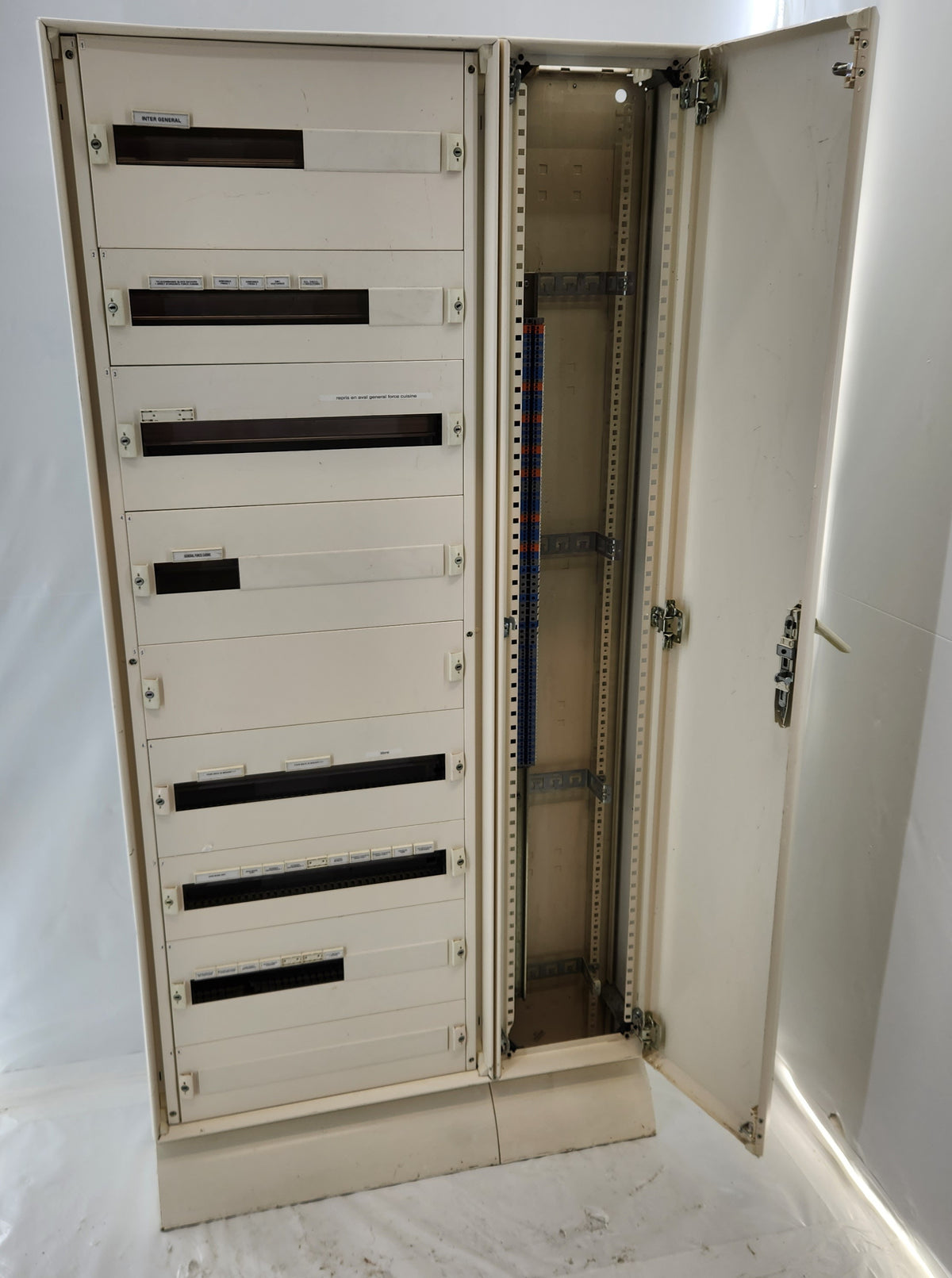 Armoire électrique modulaire avec gaine à câbles latérale – 9 rangées de plastrons, sur socle – H 183 cm – Bon état