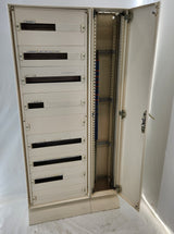 Armoire électrique modulaire avec gaine à câbles latérale – 9 rangées de plastrons, sur socle – H 183 cm – Bon état